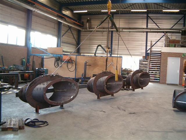 Gewalste schuine buis doorvoer